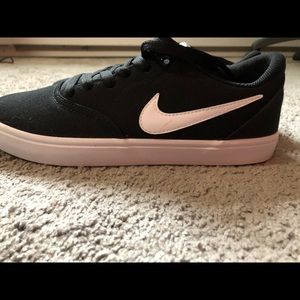 Never worn Nike skate shoes
